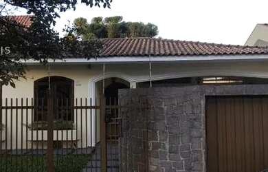 Imagem: A casa possui 3 Dormitórios, 3 Banheiros, 4 Vagas na garagem