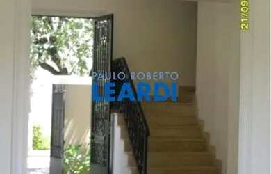 Imagem: A casa possui 4 Dormitórios, 5 Banheiros, 5 Vagas na garagem