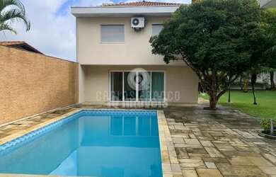 Imagem: A casa possui 4 Dormitórios, 5 Banheiros, 5 Vagas na garagem