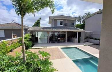 Imagem: A casa possui 4 Dormitórios, 4 Banheiros, 4 Vagas na garagem