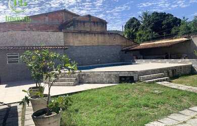 Imagem: A casa possui 2 Dormitórios, 3 Banheiros, 4 Vagas na garagem