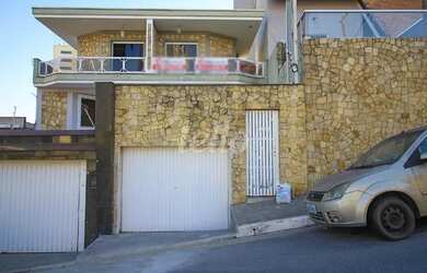 Imagem: A casa possui 3 Dormitórios, 4 Banheiros, 5 Vagas na garagem
