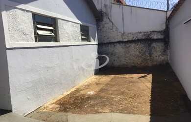 Imagem: A casa possui 2 Dormitórios, 1 Banheiro, 2 Vagas na garagem