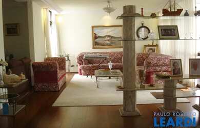 Imagem: O apartamento possui 4 Dormitórios, 5 Banheiros, 4 Vagas na