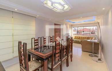 Imagem: A casa possui 3 Dormitórios, 4 Banheiros, 5 Vagas na garagem