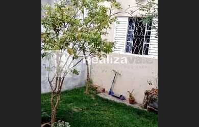 Imagem: A casa possui 2 Dormitórios, 1 Banheiro, 1 Vaga na garagem