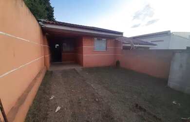 Imagem: A casa possui 2 Dormitórios, 1 Banheiro, 1 Vaga na garagem