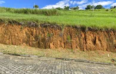 Imagem: O terreno possui 200m² de Área e está localizado em Peluso