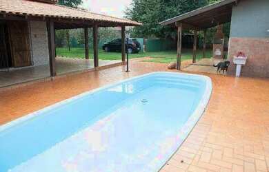 Imagem: A casa possui 3 Dormitórios, 2 Banheiros, 5 Vagas na garagem