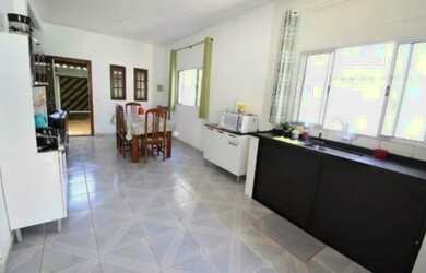 Imagem: A casa possui 2 Dormitórios, 2 Banheiros, 1 Vaga na garagem