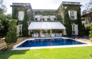 Imagem: A casa possui 4 Dormitórios, 5 Banheiros, 5 Vagas na garagem