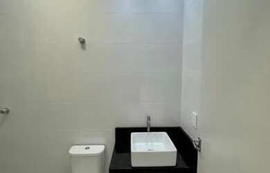 Imagem: A casa possui 2 Dormitórios, 1 Banheiro, 2 Vagas na garagem