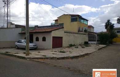 Imagem: A casa possui 2 Dormitórios, 1 Banheiro, 2 Vagas na garagem