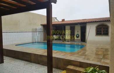 Imagem: A casa possui 4 Dormitórios, 2 Banheiros, 2 Vagas na garagem