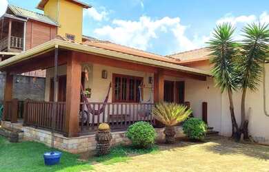 Imagem: A casa possui 3 Dormitórios, 2 Banheiros, 4 Vagas na garagem