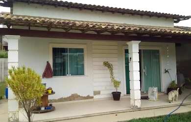 Imagem: A casa possui 2 Dormitórios, 1 Banheiro, 2 Vagas na garagem