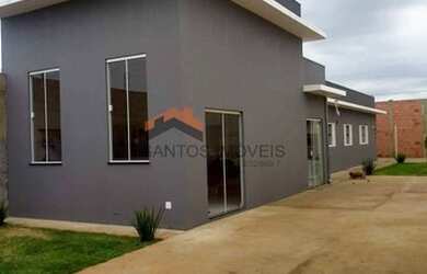 Imagem: A casa possui 3 Dormitórios, 2 Banheiros, 5 Vagas na garagem