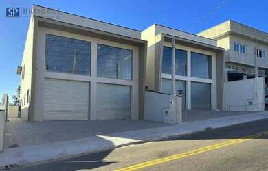 Imagem: O depósito possui 4 Vagas na garagem, 230m² de Área e está