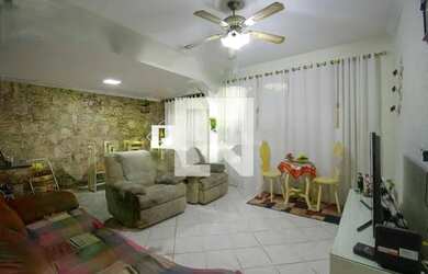 Imagem: A casa possui 3 Dormitórios, 4 Banheiros, 2 Vagas na garagem