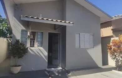 Imagem: A casa possui 2 Dormitórios, 1 Banheiro, 2 Vagas na garagem