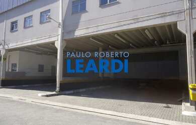 Imagem: O depósito possui 5 Vagas na garagem, 1.299m² de Área e