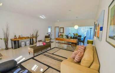 Imagem: A casa em condomínio possui 4 Dormitórios, 3 Banheiros, 4