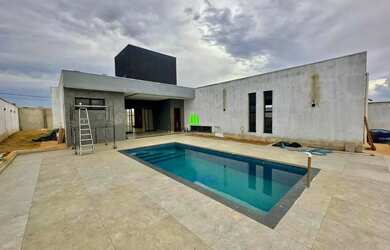 Imagem: A casa possui 3 Dormitórios, 3 Banheiros, 4 Vagas na garagem