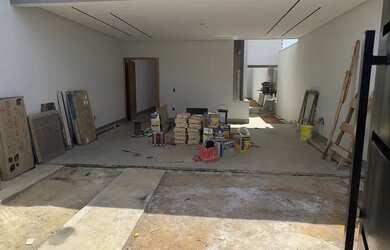 Imagem: A casa possui 3 Dormitórios, 2 Banheiros, 2 Vagas na garagem