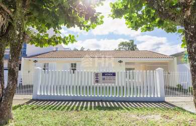 Imagem: A casa possui 5 Dormitórios, 3 Banheiros, 4 Vagas na garagem