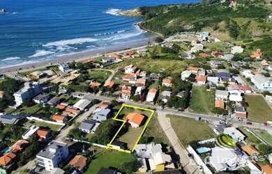 Imagem: A casa possui 3 Dormitórios, 2 Banheiros, 3 Vagas na garagem