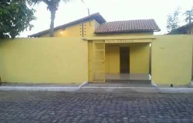 Imagem: A casa possui 3 Dormitórios, 2 Banheiros, 1 Vaga na garagem