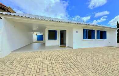 Imagem: A casa possui 4 Dormitórios, 2 Banheiros, 2 Vagas na garagem