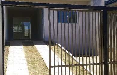 Imagem: A casa possui 3 Dormitórios, 2 Banheiros, 3 Vagas na garagem