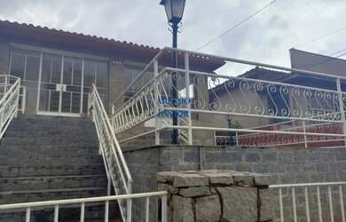 Imagem: O depósito possui 3 Vagas na garagem, 242m² de Área e está