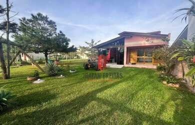 Imagem: A casa possui 2 Dormitórios, 2 Banheiros, 2 Vagas na garagem