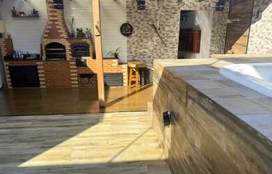 Imagem: A casa possui 3 Dormitórios, 5 Banheiros, 2 Vagas na garagem