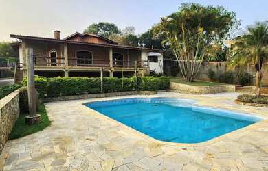 Imagem: A casa em condomínio possui 4 Dormitórios, 5 Banheiros, 5