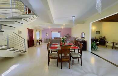 Imagem: A casa possui 4 Dormitórios, 5 Banheiros, 4 Vagas na garagem