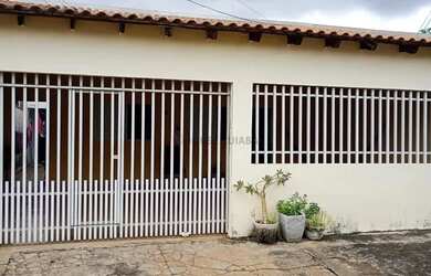 Imagem: A casa em condomínio possui 3 Dormitórios, 1 Banheiro, 2 Vagas