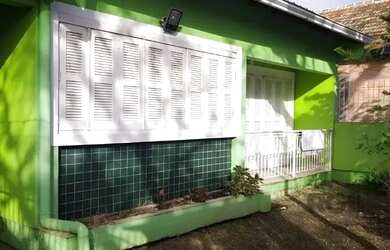 Imagem: A casa possui 4 Dormitórios, 2 Banheiros, 2 Vagas na garagem