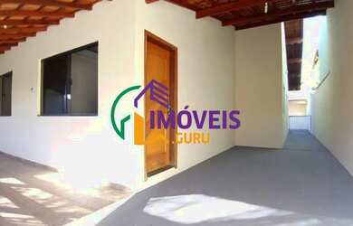 Imagem: A casa possui 3 Dormitórios, 2 Banheiros, 2 Vagas na garagem