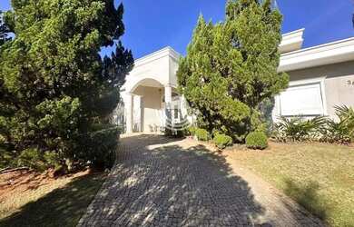 Imagem: A casa em condomínio possui 4 Dormitórios, 5 Banheiros, 4