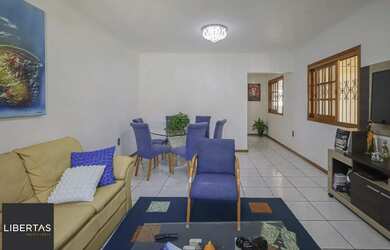 Imagem: A casa possui 3 Dormitórios, 3 Banheiros, 2 Vagas na garagem