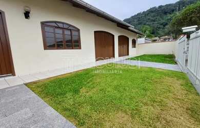 Imagem: A casa possui 4 Dormitórios, 3 Banheiros, 2 Vagas na garagem