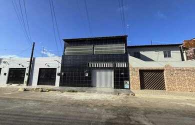 Imagem: A casa possui 2 Dormitórios, 2 Banheiros, 1 Vaga na garagem