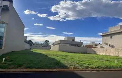 Imagem: O terreno possui 300m² de Área e está localizado em Portal