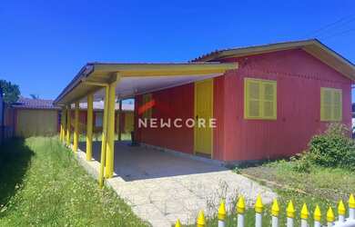 Imagem: A casa possui 3 Dormitórios, 2 Banheiros, 1 Vaga na garagem