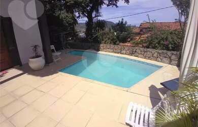 Imagem: A casa possui 3 Dormitórios, 5 Banheiros, 3 Vagas na garagem