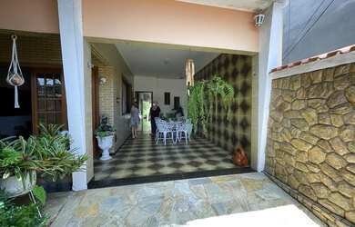 Imagem: A casa possui 3 Dormitórios, 1 Banheiro, 1 Vaga na garagem