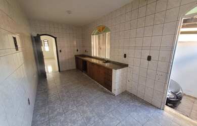 Imagem: A casa possui 3 Dormitórios, 2 Banheiros, 1 Vaga na garagem